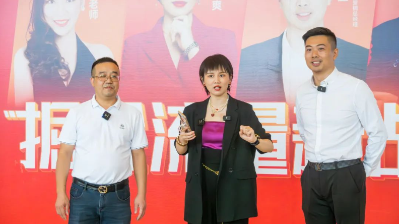 利家居直播流量爆棚引圍觀！設計師阿爽帶你云逛利家居瓷磚